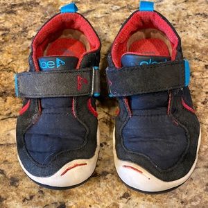 Youth 7.5 sneakers Plae.